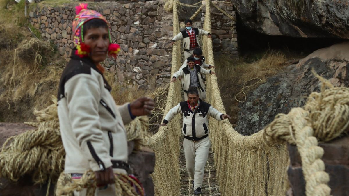V Peru každoročně obnovují 600 let starý tkaný most z dob Inků